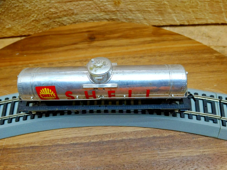 TYCO HO Scale 43' SHELL Single Dome Silver Tank Car - Image 2 of 4