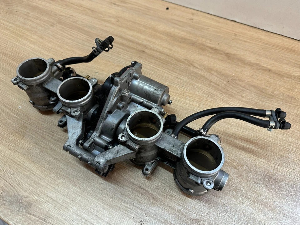 UNE RAMPE D INJECTION MIKUNI MOTO MV AGUSTA F4 1000R F4R - Photo 2/4