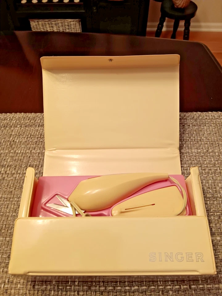 Singer Electric Lighted Scissors Works with Case Vintage - Image 2 of 4