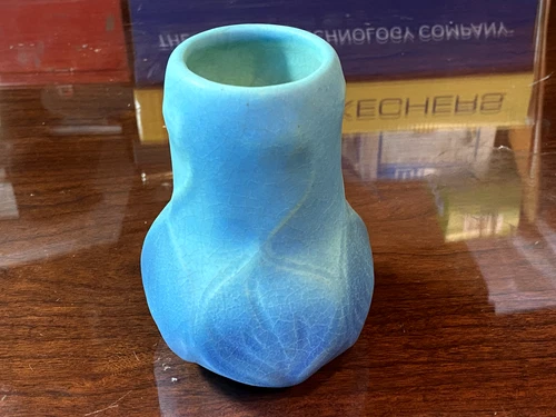 VINTAGE SIGNED VAN BRIGGLE ART POTTERY COLO SPGS BLUE VASE, HAS CRAZING 5"