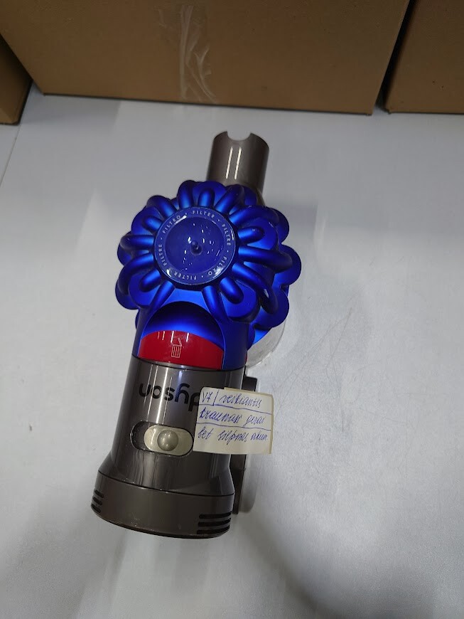 Dyson V7 Vacuum Used with Weak Battery No Accessories