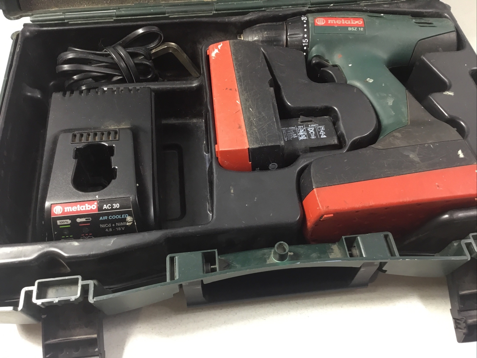 Bsz 18  Ac30 Charger 2 Batteries Hold Charge Case Works