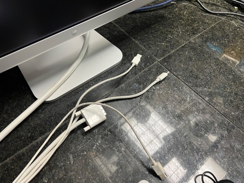 Apple 30" Inch Cinema HD Display (2560 x 1600) with Power Adapter- - Picture 10 of 13