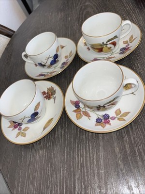Royal Worcester Evesham Gold Trim England Teacup and Saucer Set of 4