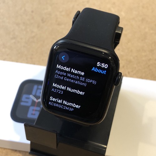 Apple Watch SE (2e génération) GPS 44mm minuit avec bracelet sport noir batterie 100% - Photo 2 sur 12