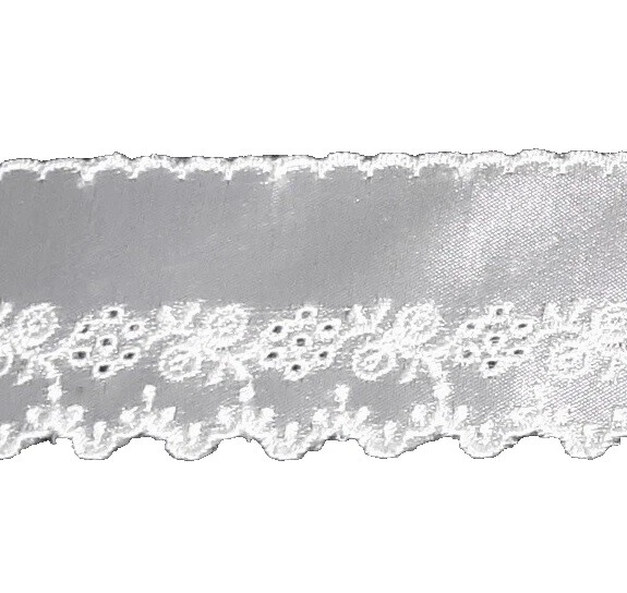 Отделка с атласной вышивкой