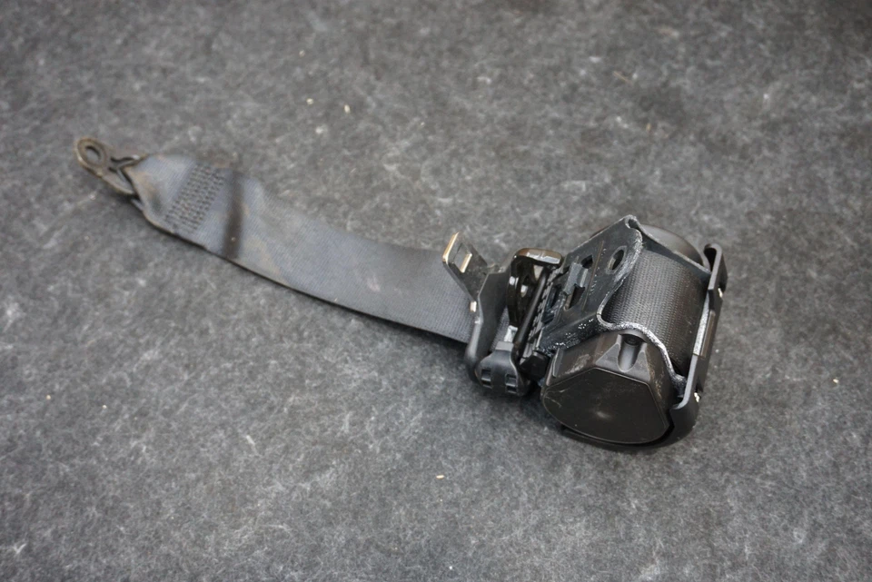 Retractor de cinturón de seguridad trasero izquierdo y derecho convertible OEM 72117293060 BMW M4 2016 Foto 3 de 4