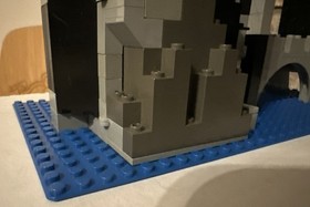 LEGO Castle: 6075 Wolfpack Tower Complete with minifigures & Instructions