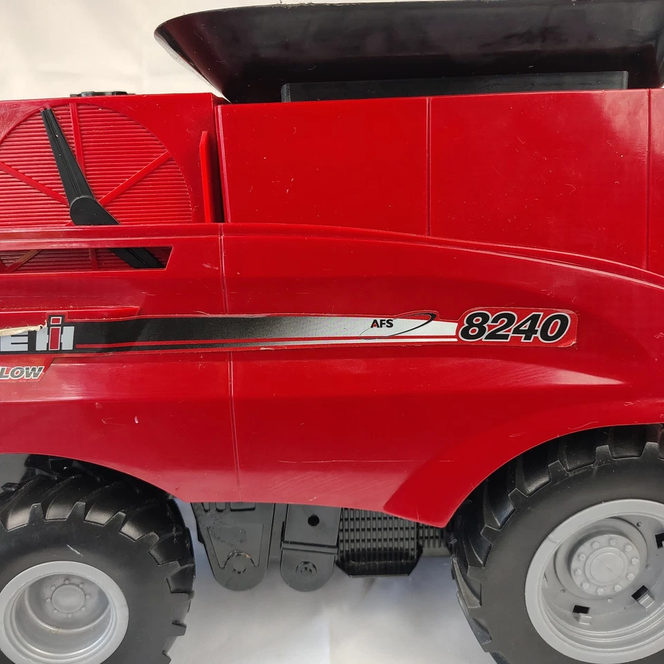 Tomy 1:16 Case IH Axial flow 8240 combine - Image 3 of 4