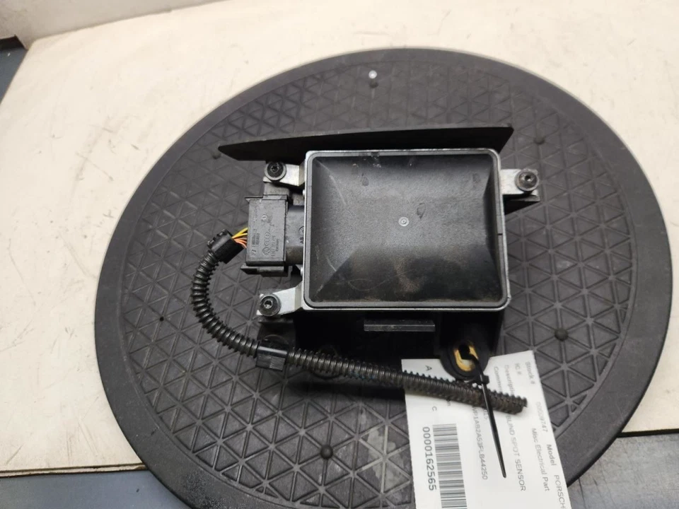 Sensor de punto ciego Porsche Macan 2015-2018 con soporte lado del pasajero usado OEM Foto 2 de 4