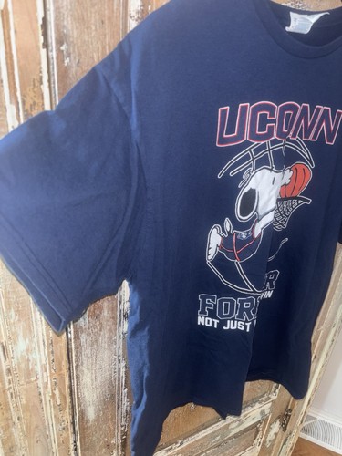 UConn Snoopy Basketball T Shirt Forever Not Just When We Win Size XL - Picture 3 of 8