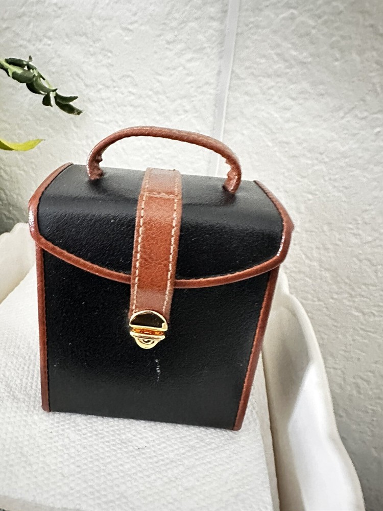 portable traveling jewelry box 4x3.5x2closed(opens Up 3layers) portable traveling jewelry box 4x3.5x2closed(opens Up 3layers)