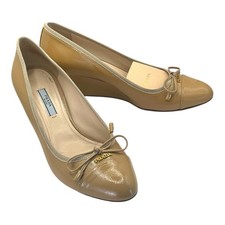 PRADA Women's Shoes Leather Bow Toe Wedge Beige Patent Textured  Heels Sz 38.5
