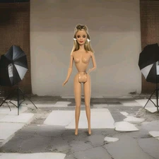 GENUINE  BARBIE Blonde 2 Tone HAIR Close Mouth Face Mackie Style New No Box C257