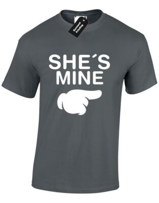 SHE'S MINE HERREN T-SHIRT EHEMANN FRAU HOCHZEIT FLITTERWOCHEN PARTY PARTNER PAAR NEU