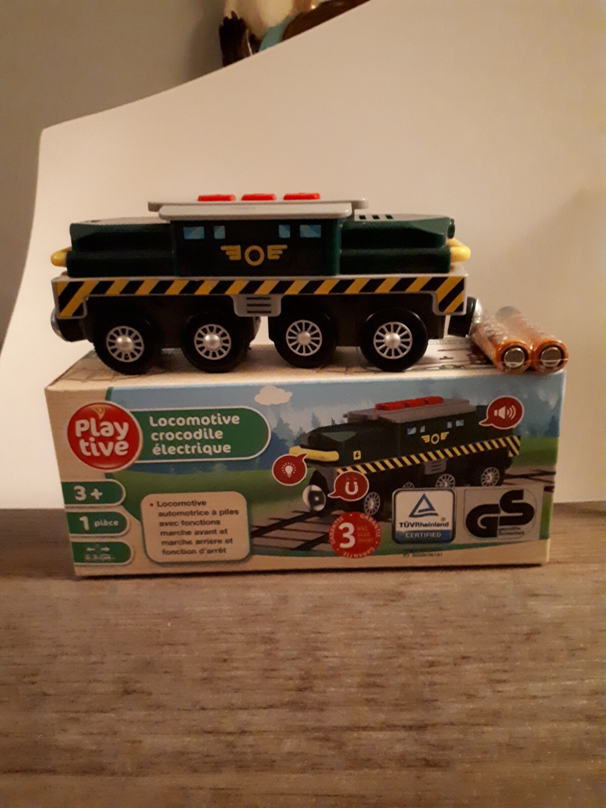 Locomotive croco moteur bidirectionnel vert avec phares LED pour circuit de train en bois