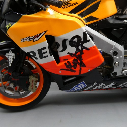 SIGNED Minichamps 122037146 Repsol Honda RC211V Rossi 2003 1:12 Scale Perfect - Picture 2 of 12