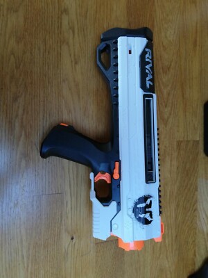 Nerf Rival Apollo XV-700 mit roten und blauen Flaggen und vollem 7 Schuss Magazin