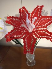 Fiori rossi all' uncinetto