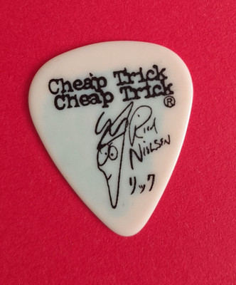 Cheap Trick Rick Nilson Gitarren-Plektrum weiß wie in der Show in Manchester verwendet 