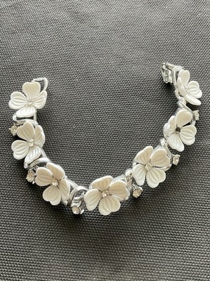 Lisner thermoset white dogwood flower design Bracelet Vintage Read 