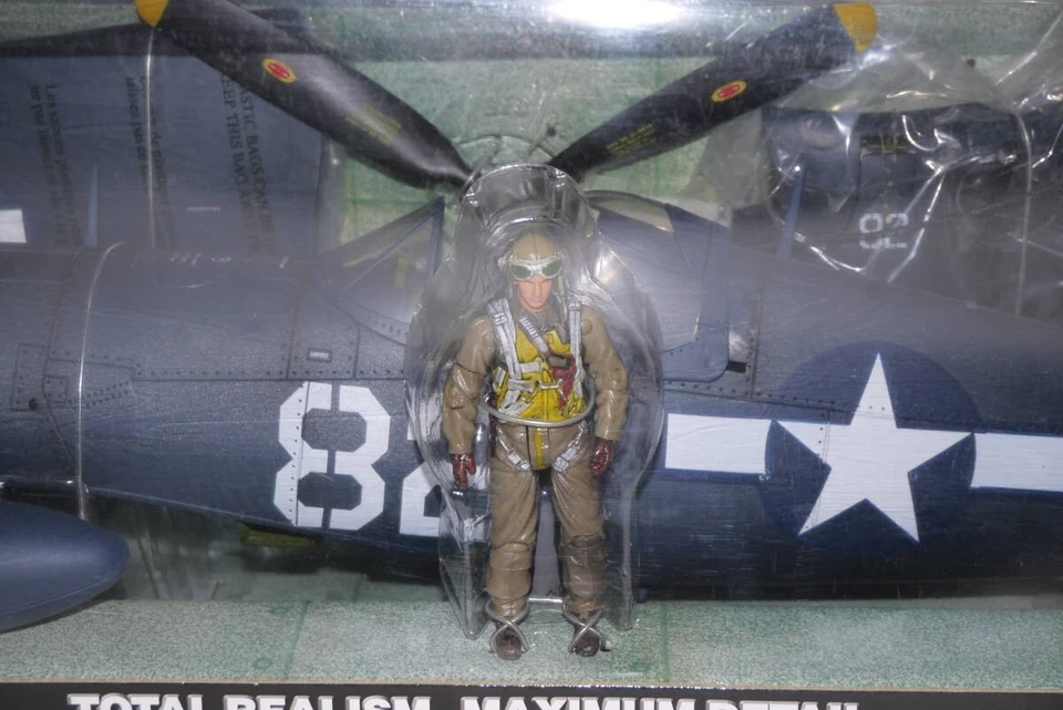 BBI DIE CAST ELITE FORCE 1/18 F4U CORSAIR USMC #82 Military Airplane & Pilot - Image 2 of 3