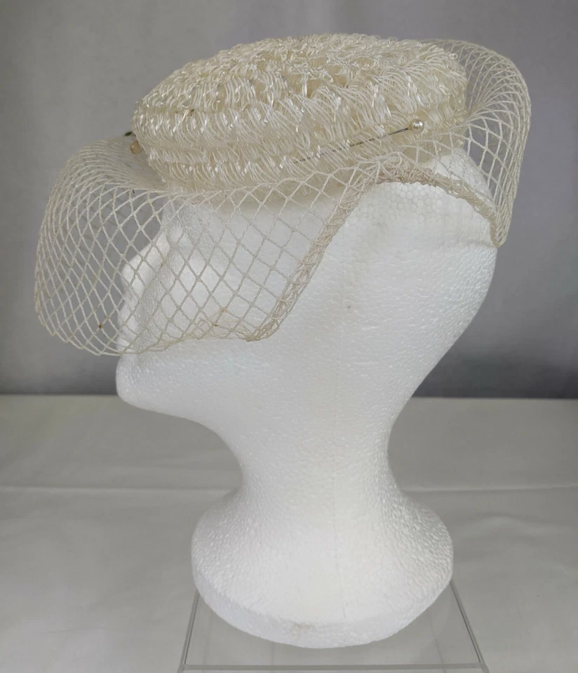 De Colección Damas Blanco Plástico Malla Red Sombrero Pastillero Gorra Gorro Prendedores Imitación Flores Fiesta Foto 3 de 4