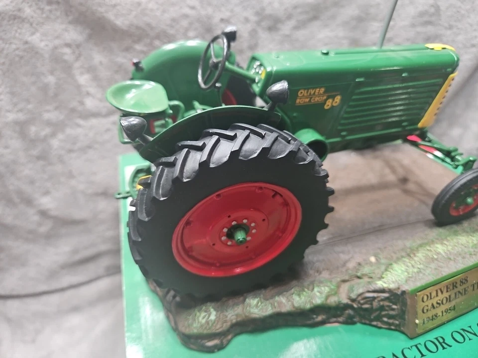 Tractor de gasolina Oliver Row Crop 88 de resina de SpecCast 1948-1954 Foto 4 de 4