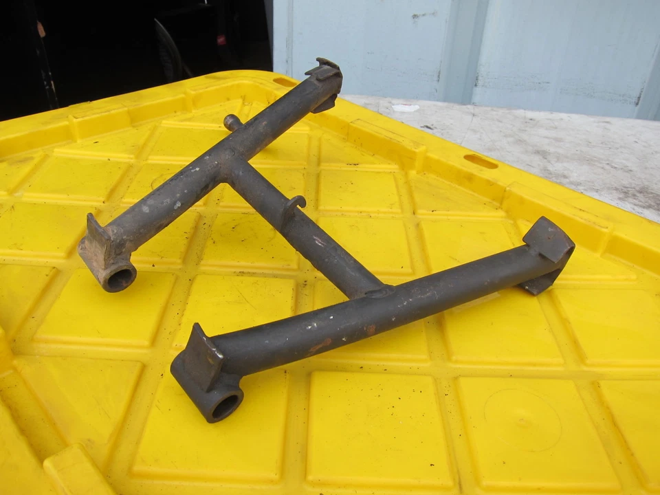 Suzuki GN400 T 1981 OEM soporte principal central Foto 4 de 4