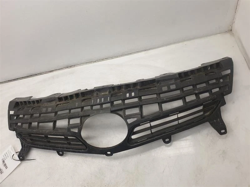 11-15 TOYOTA PRIUS PLUG IN UPPER GRILLE ASSEMBLY - Image 3 of 4