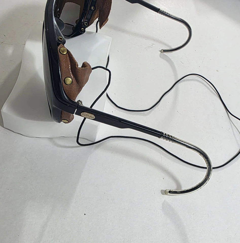 Gafas de sol vintage Baush & Lomb Wings de nailon glaciar con escudos de cuero Francia Foto 2 de 4