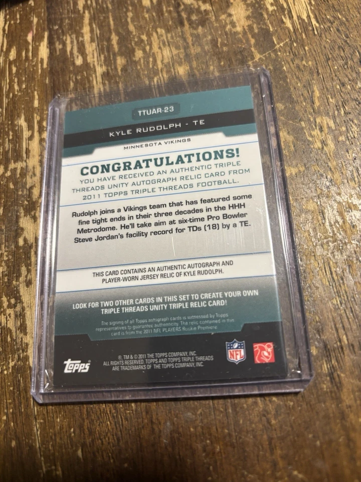 Camiseta deportiva con tarjeta de novato Kyle Rudolph 2011 Topps Triple Threads Auto Relic Vikings/50 Foto 2 de 2