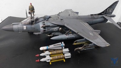 USMC AV-8B Harrier II 1/18 Model with Pilot & Weapons    VTOL Ground Attack