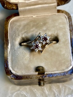 Ring 10 Karat FO Gelbgold 2 Rubine 12 Diamanten Größe 5,75 - 1,81 Gramm, 2 Sternform