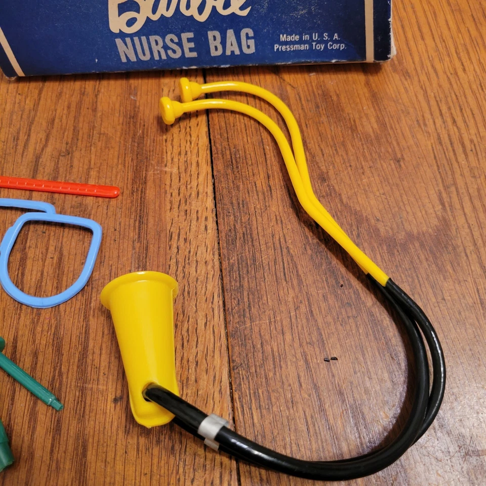 1962 BARBIE NURSE BAG W/ACCESSORIES PRESSMAN RARE - Image 2 of 4