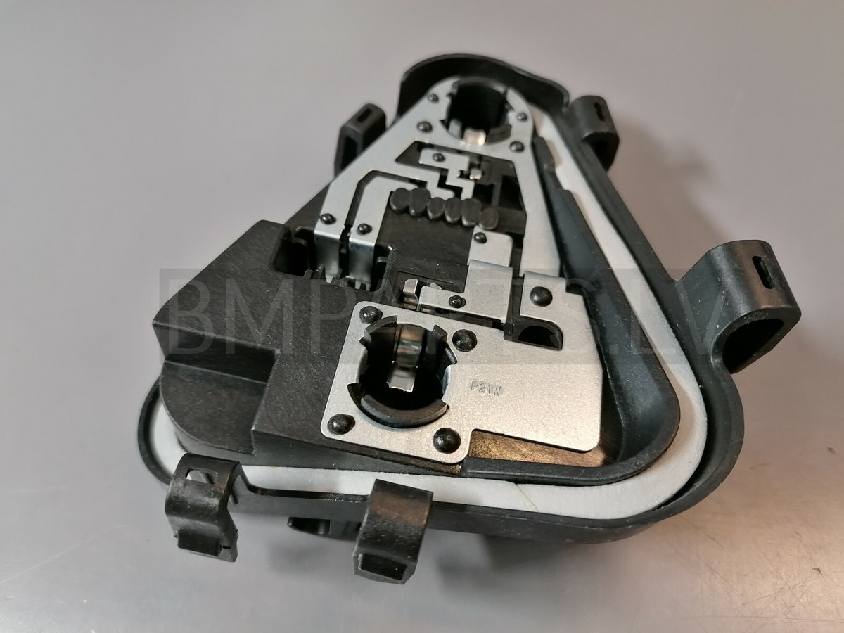 NEW GENUINE BMW 3 SERIES F31 REAR SIDE PANEL LIGHT BULB SOCKET