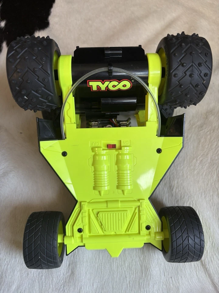 Tyco Triple Wheels 6.0V Jet Turbo RC Car - With Remote And 2 Batteries Untested - Image 3 of 4