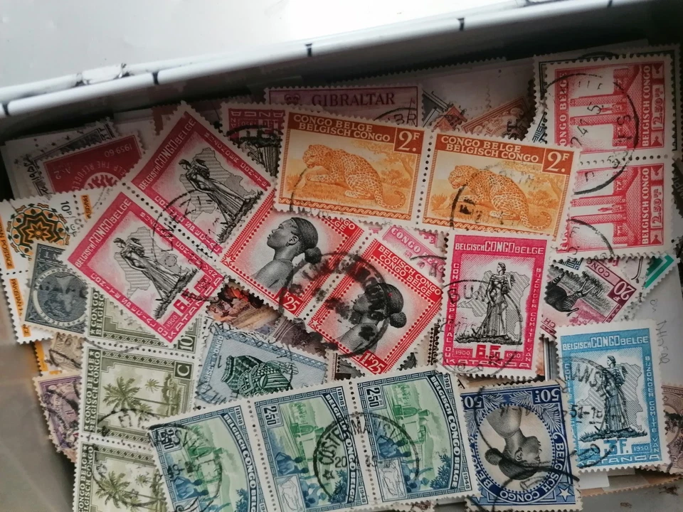 Une boîte à sucre pleine de timbres a trier voir description  + un viel album - Photo 3/4