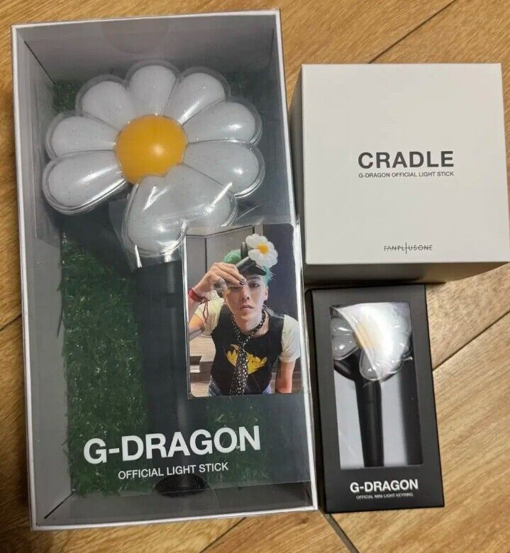 ONHAND* Official G-DRAGON Light Stick CRADLE Keyring ONHAND* Official G-DRAGON Light Stick CRADLE Keyring