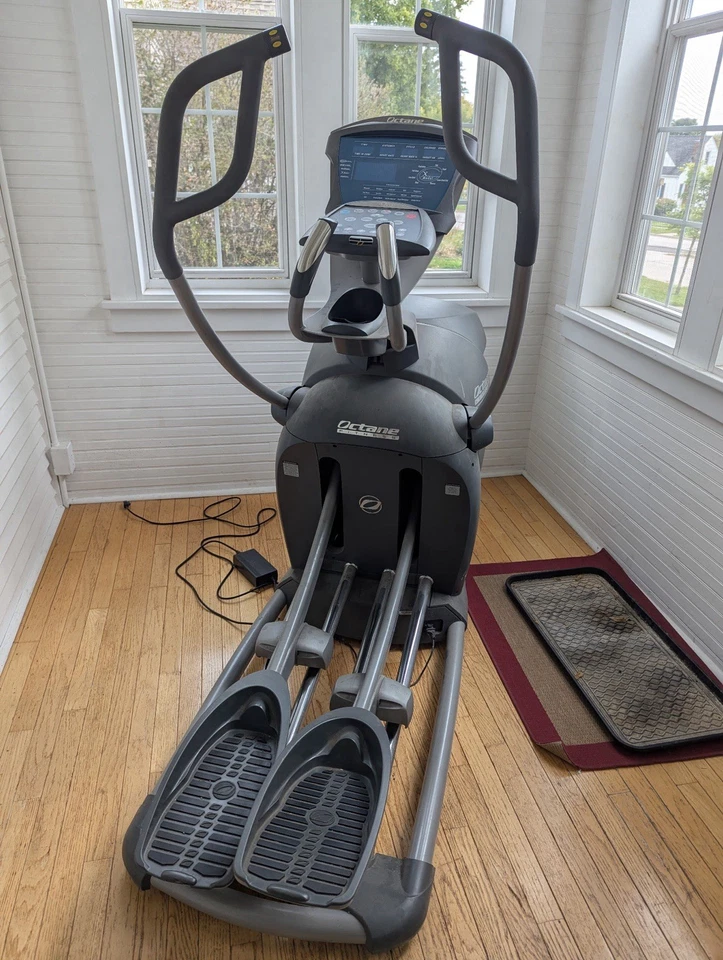 Máquina de ejercicio elíptica Octane Q47ce profesional en orden de funcionamiento completa Foto 4 de 4