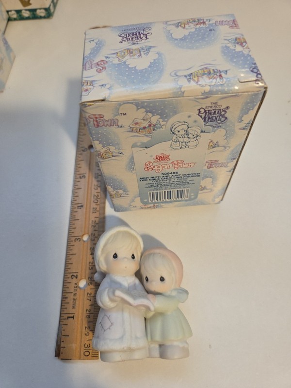 PRECIOUS MOMENTS SUGAR TOWN Aunt Ruth and Dorothy Caroling Girls 529486 1992
