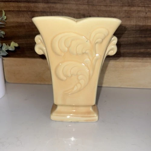 Shawnee Pottery Vintage Cream Vase USA 7”