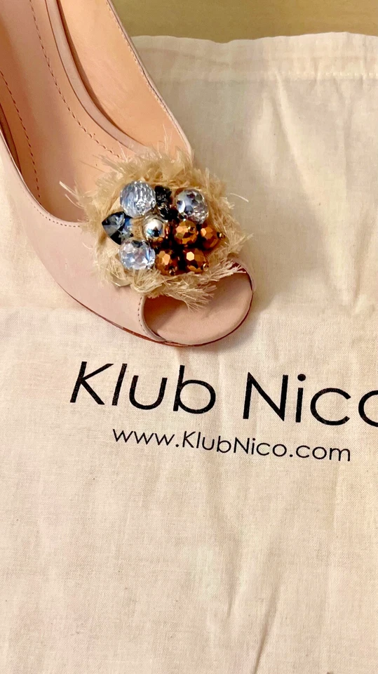 TACONES DE GAMUZA RUBOR CON JOYAS CLUB NICO Foto 3 de 4