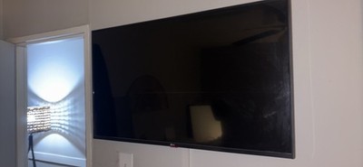 LG 43 Inch 4k Smart TV with Wall Mount