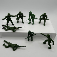 Lot of 8 Green Army Men Toy Soldiers - Vintage - 2.5  Nice Condition  07