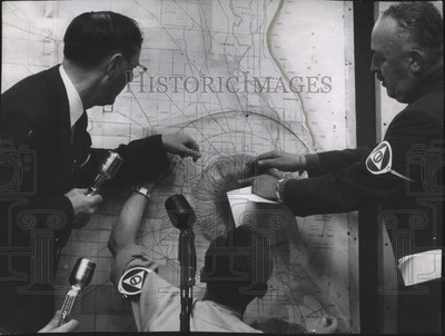 1958 Press Photo Richard Kuehl with Mayor Zeidler, Milwaukee, Wisconsin