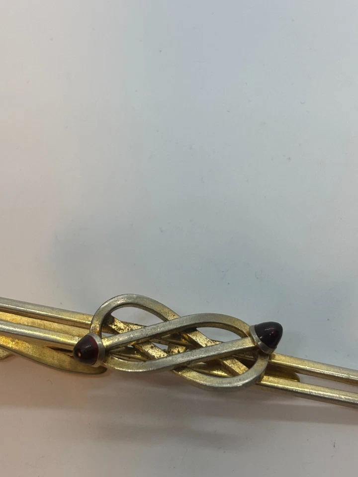 Barra de gravata vintage tom dourado detalhe de nó intrincado pedras vermelhas Hickok - Imagem 3 de 4