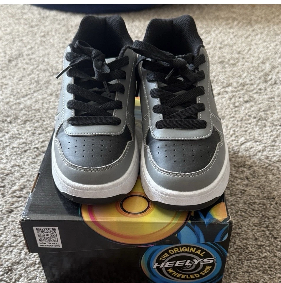 Дети совершенно новый Heely кроссовки размер 4. Новый в коробке с расходными материалами в комплекте - Изображение 3 из 4