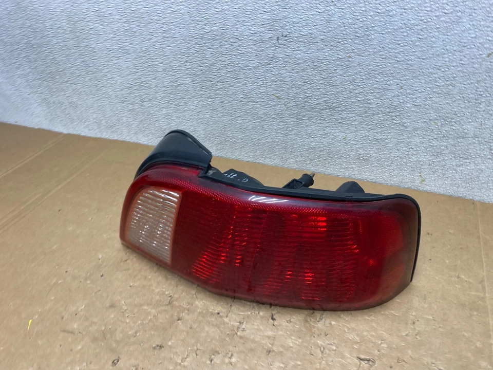 Luz trasera lateral del pasajero derecho Mitsubishi Galant 2002 a 2003 OEM V5751 DW Foto 2 de 4