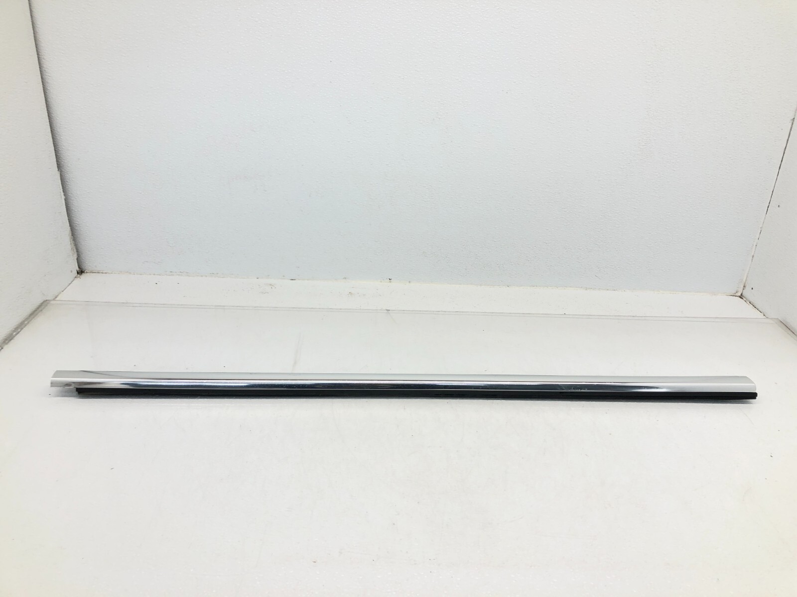 2017-2020 MASERATI LEVANTE RIGHT PASS FRONT DOOR WINDOW BELT MOLDING TRIM OEM